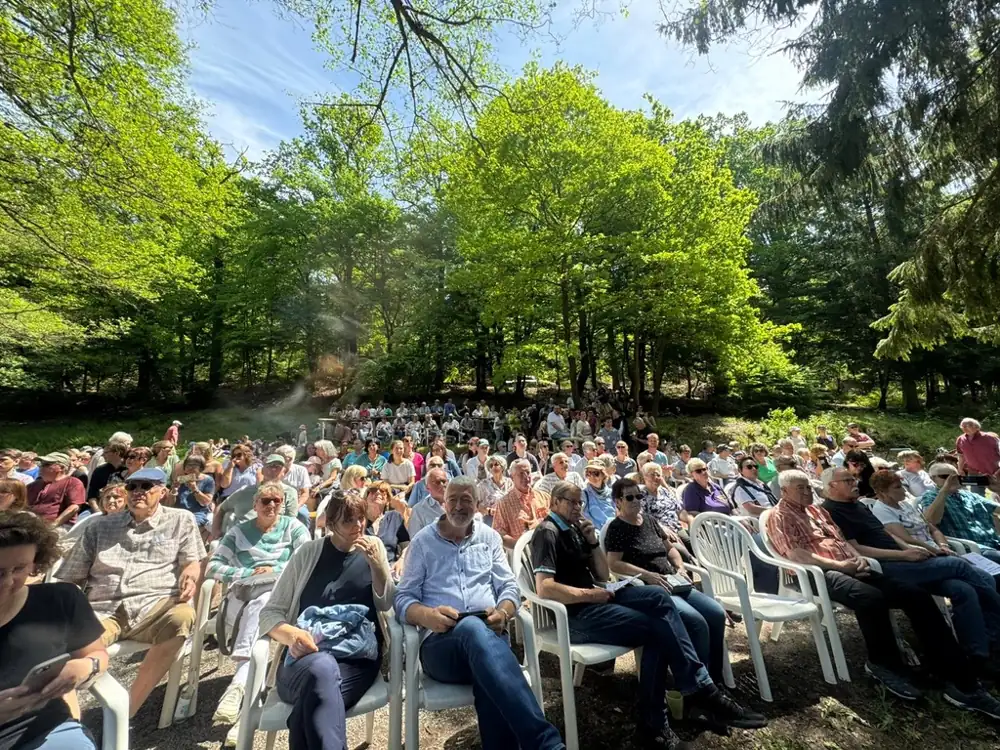 Besucher beim Pfingstgottesdienst
