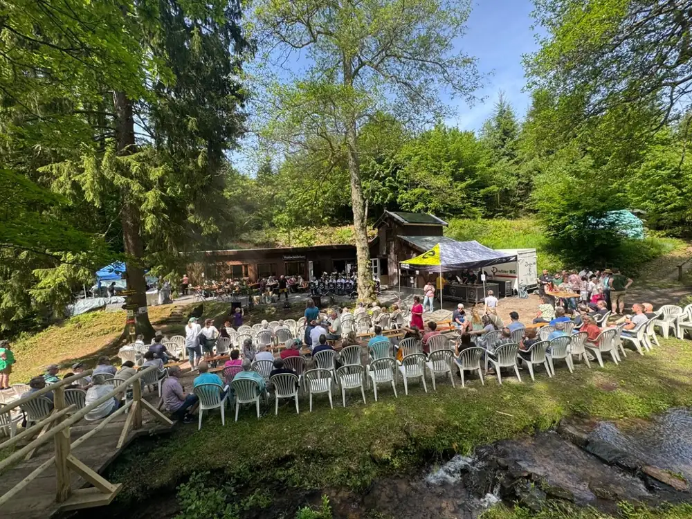 Gottesdienst unter freiem Himmel am Bach
