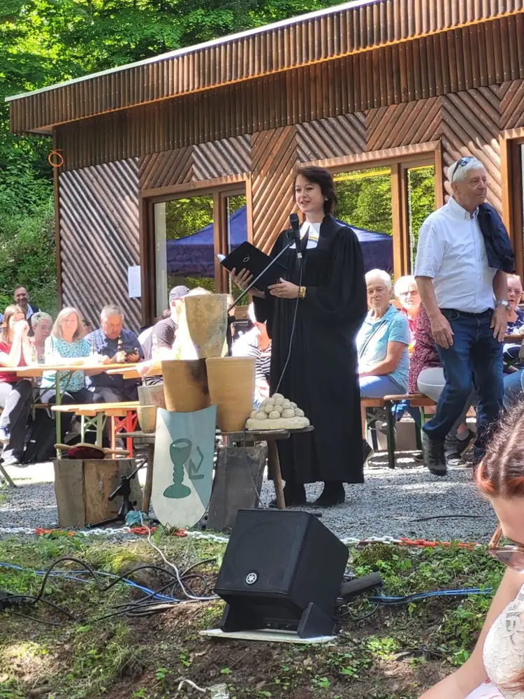 Pfingstgottesdienst vor dem Waldschlösschen